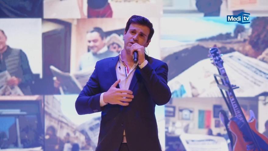 El 'Mediterráneo' de Serrat emocionó al público de la Gala del Centenario