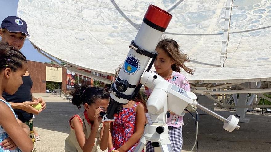 Actividad con el telescopio solar CosmoLAB en el Museo de la Ciencia y el Cosmos durante la Jornada astronómica con niñas y niños saharauis y sus familias de acogida en Tenerife el pasado mes de agosto.