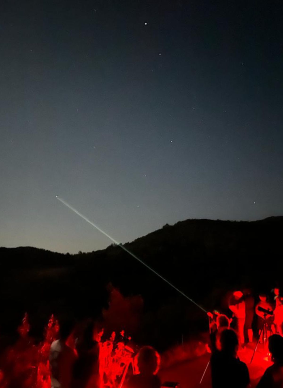 Gracias al puntero astronómico resulta más fácil identificar las estrellas.