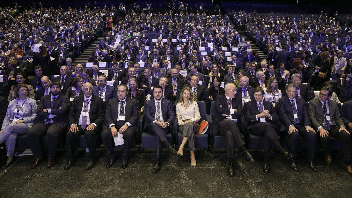 Pere Aragonès, la ministra Raquel Sánchez, y otros asistentes al acto de Quiero Corredor celebrado en Barcelona.