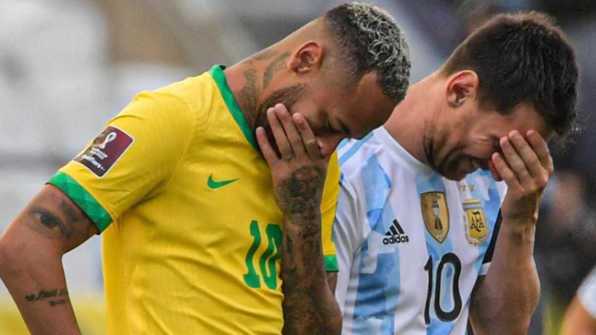 Imagen captada de Neymar y Leo Messi, ambos jugadores no daban crédito a lo sucedido