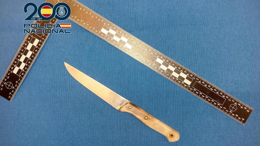 Imagen del cuchillo con el que el arrestado amenazó a varias personas en Jerez.