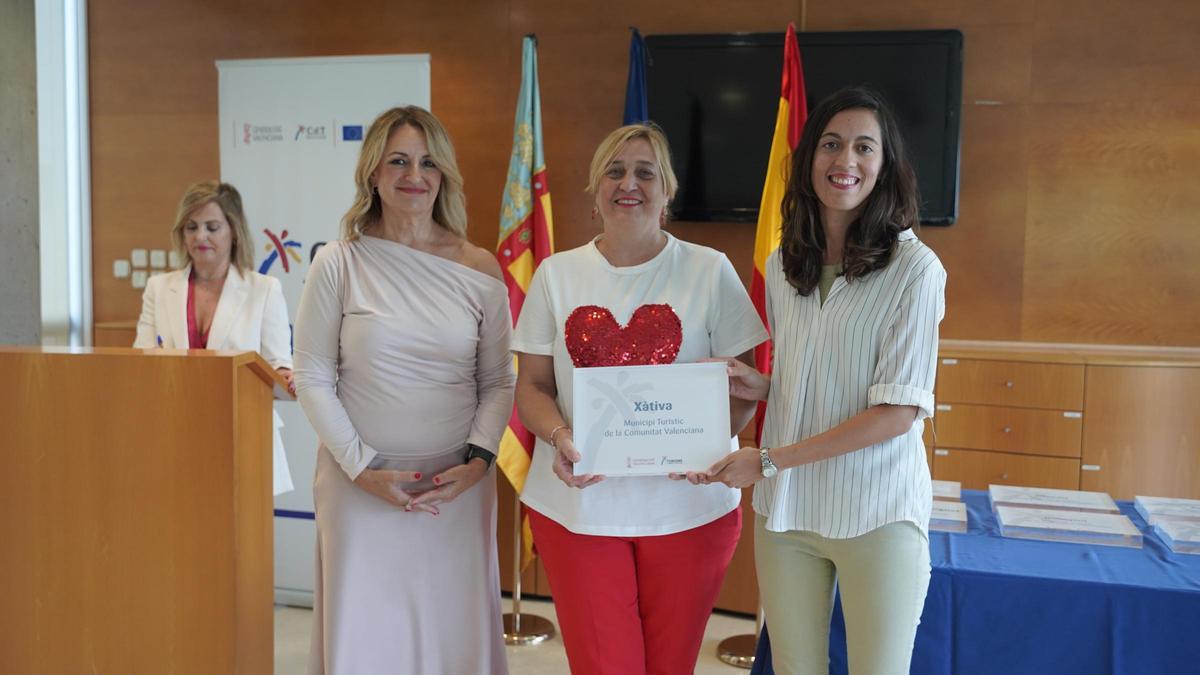 La consellera de Turismo, Nuria Montes, con las técnicas de Turismo del Ayuntamiento de Xàtiva.