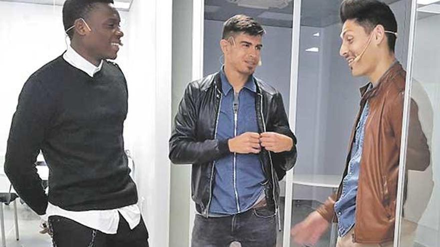 Ndi (a la izquierda) conversa con Campos y Faurlín minutos antes de que se inicie un acto del club.