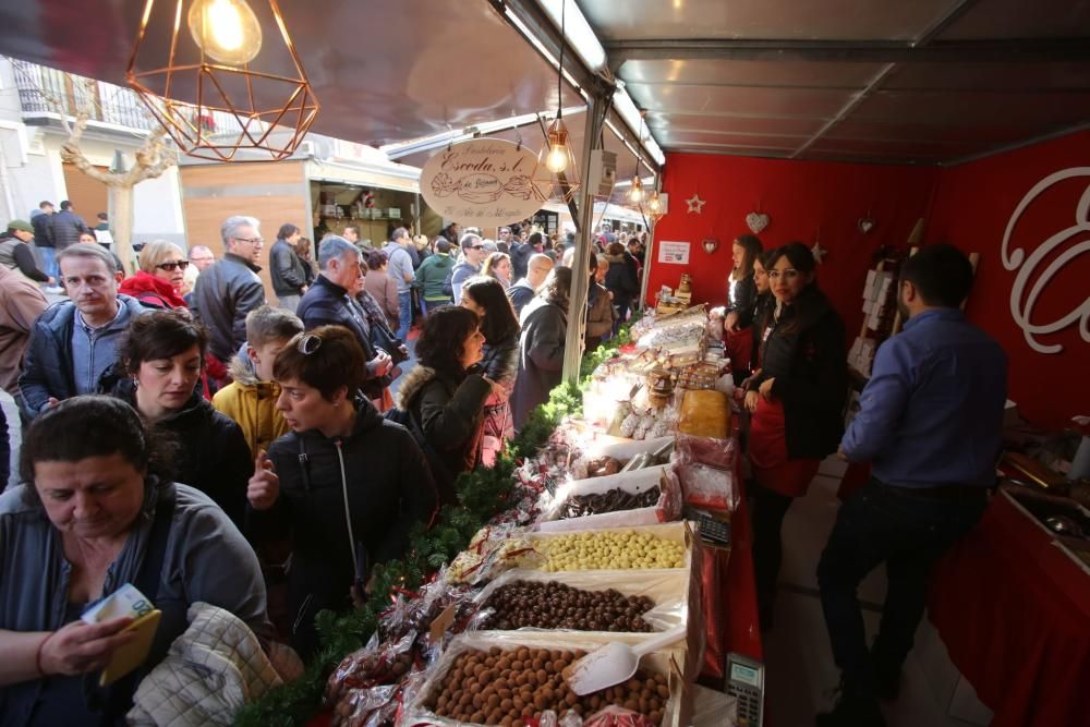 Las calles de la ciudad se llenan de gente para acudir a la Feria del Turrón