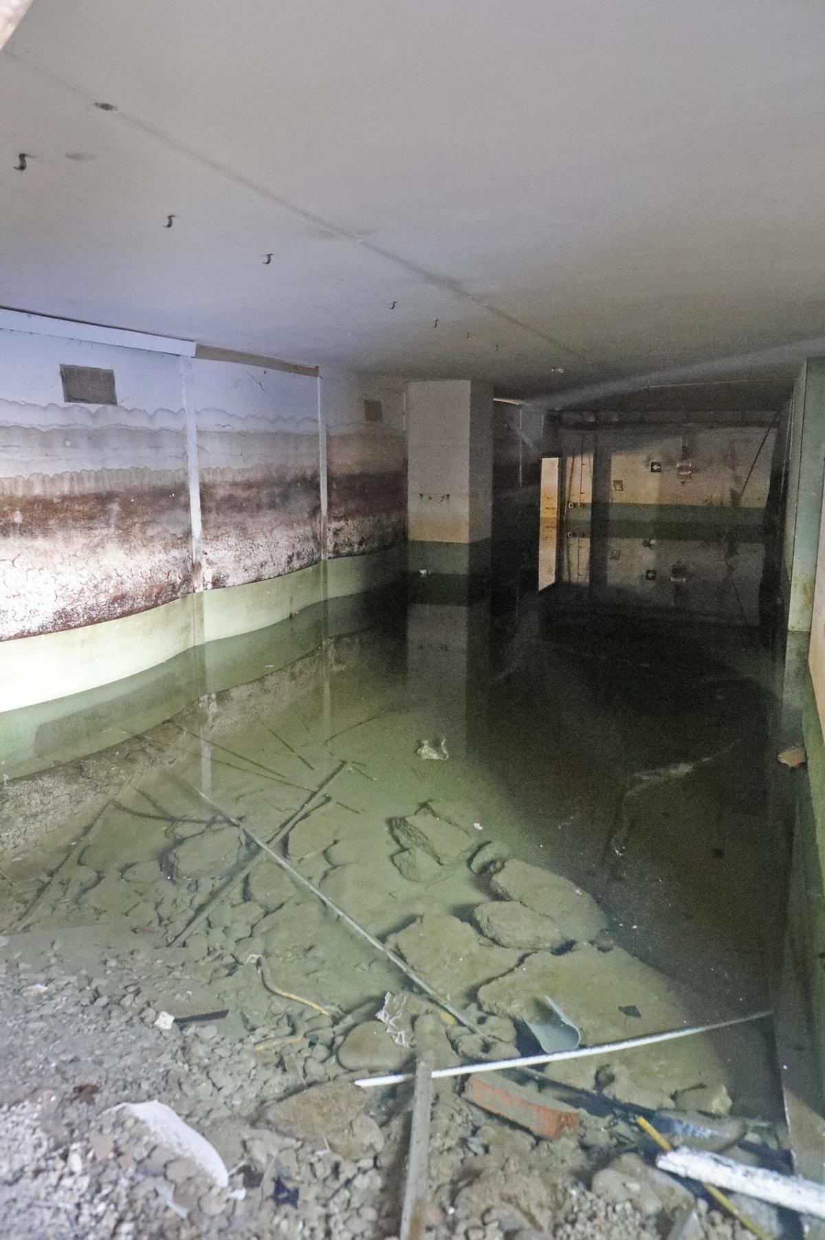 Nou retard per treure l’aigua de la nau de la Simon on ha d’anar l’Ermessenda