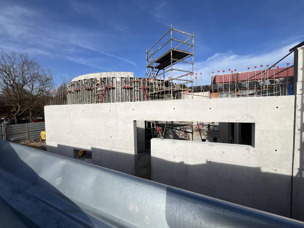 Obras en la escuelina de El Llano.