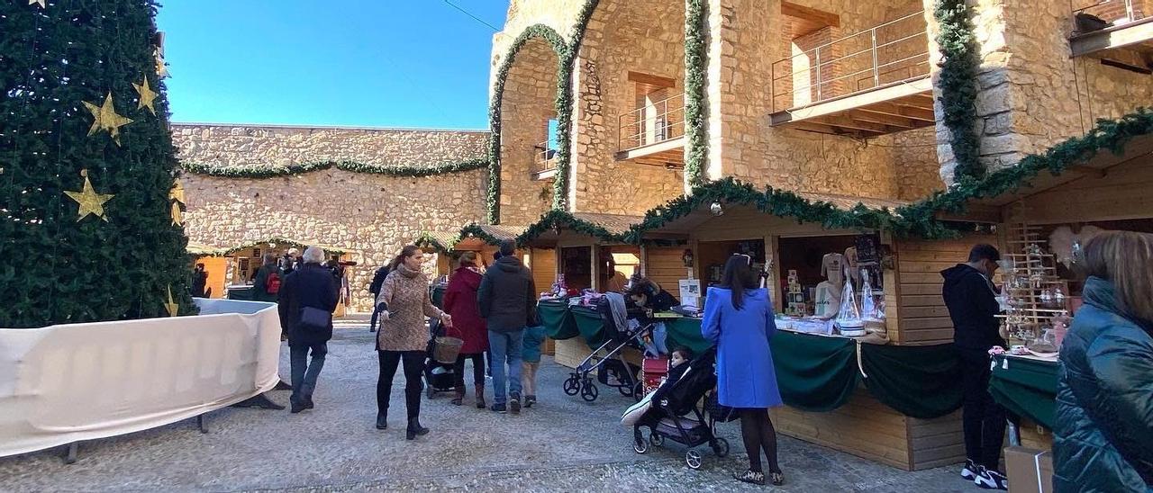 El mercado de Navidad de Peñíscola estará abierto este año hasta el próximo viernes, día de Nochebuena.