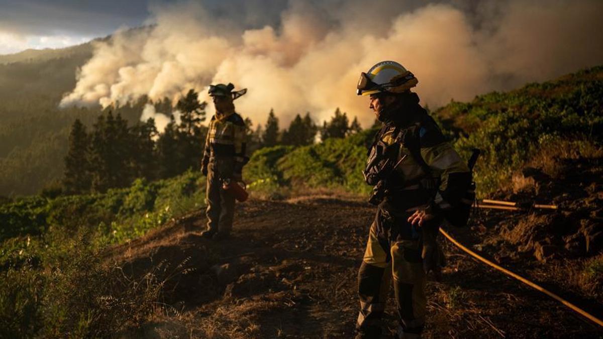 La Guardia Civil continúa evacuando a los ciudadanos de las zonas más próximas al incendio de La Palma