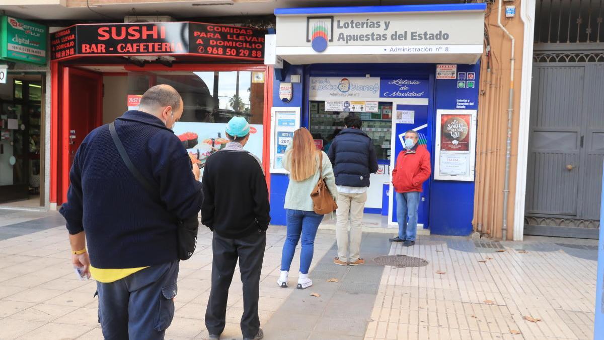 Colas para comprar lotería en Cartagena.