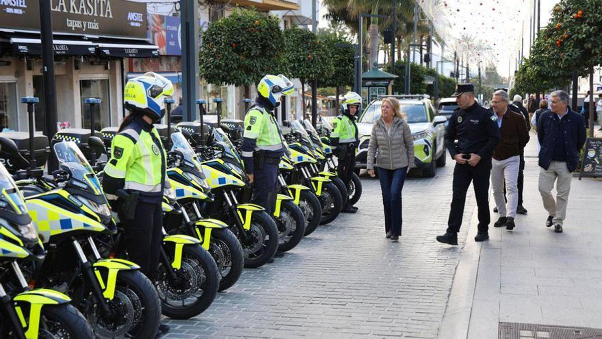 La alcaldesa de Marbella, Ángeles Muñoz, durante la presentación en San Pedro Alcántara de 22 nuevas motocicletas para la Policía Local