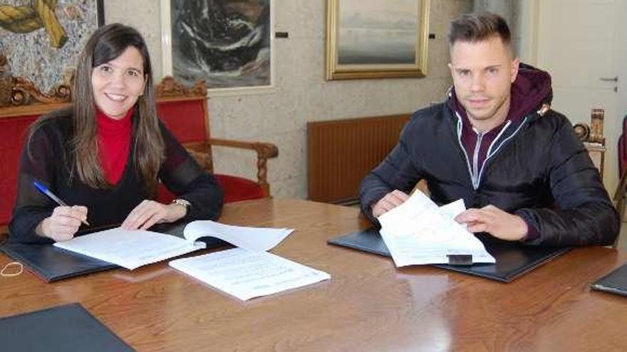 Firma del contrato con el adjudicatario.