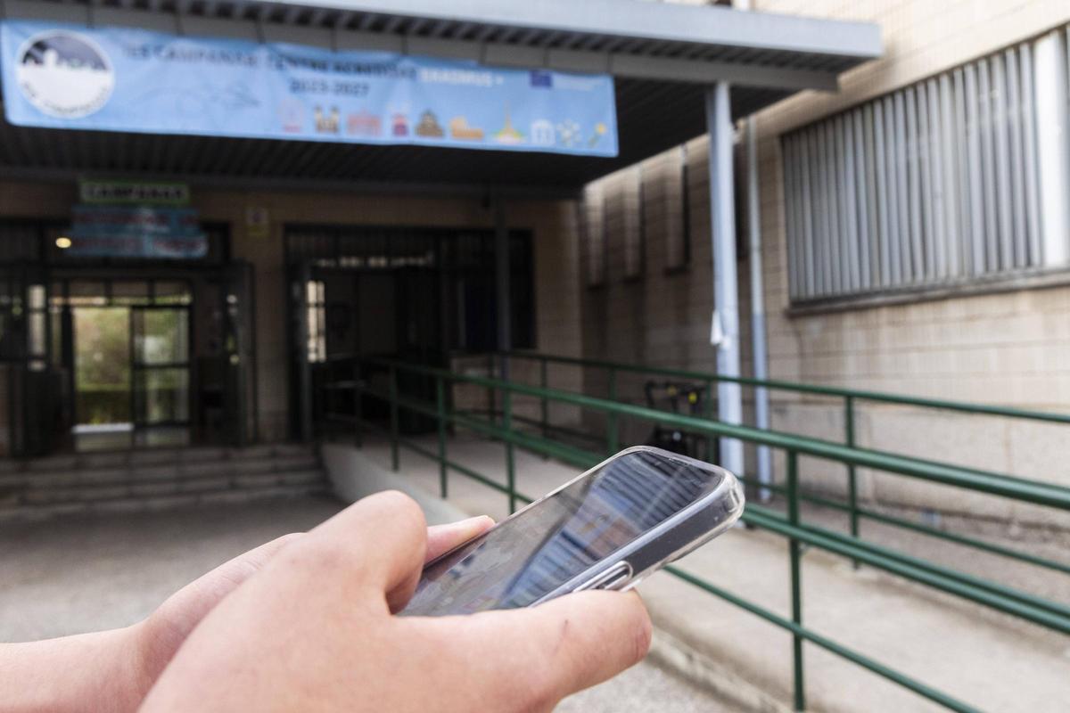 Un usuario de móvil en una imagen de archivo