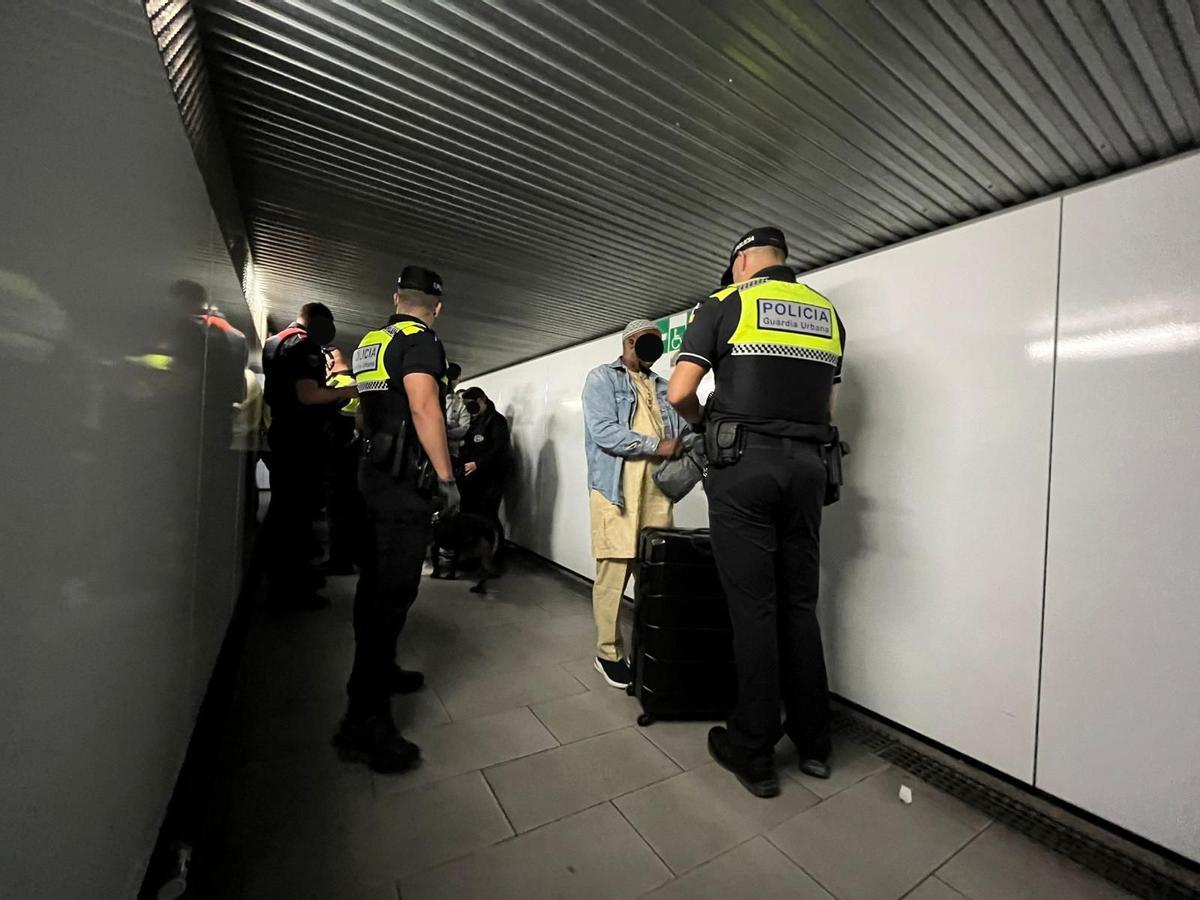 Fotos d'arxiu del dispositiu policial conjunt TREMALL a Figueres que es fan al mercat i l'estació