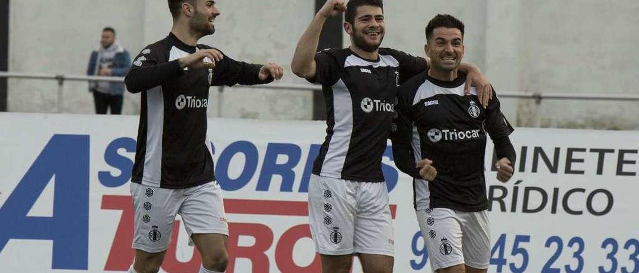 Ramón Sardá, Félix y Natalio celebran el gol marcado ante el Caudal.