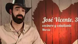 Un murciano vestido de "gavilán" visita 'First Dates': "Solo he tenido una cita y me casé con ella"