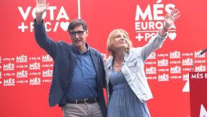 El líder del PSC, Salvador Illa, y la número dos del partido, Lluïsa Moret, en el mitin de El Prat de Llobregat
