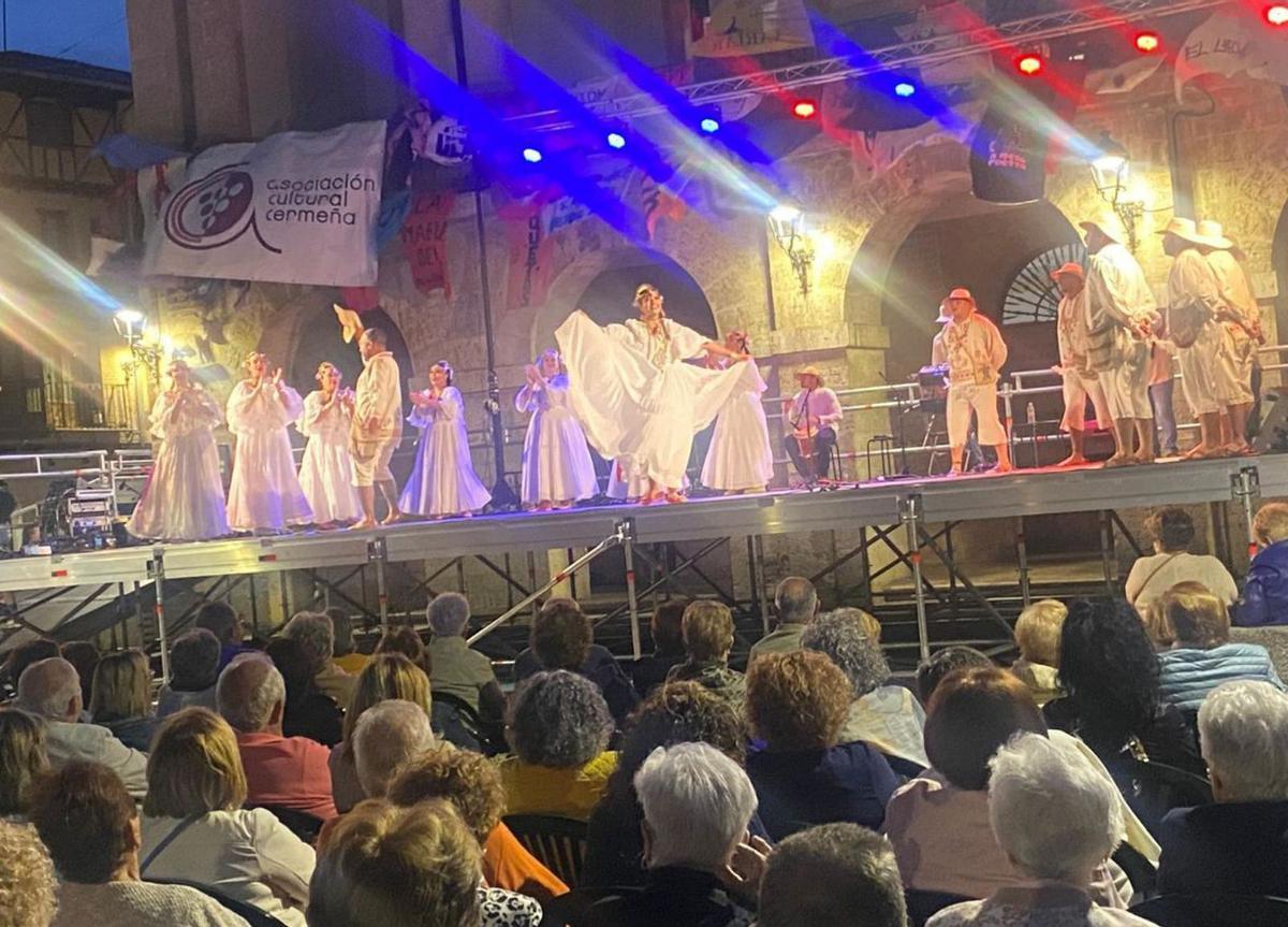 Músicas y baile tradicionales de Kosovo, Malasia y Panama, sobre el nuevo escenario del Ayuntamiento