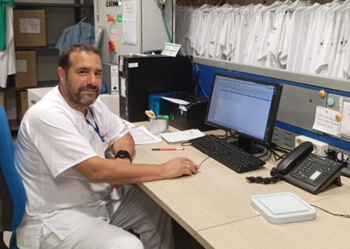 Toni Candamo en su puesto de trabajo en el HUCA.