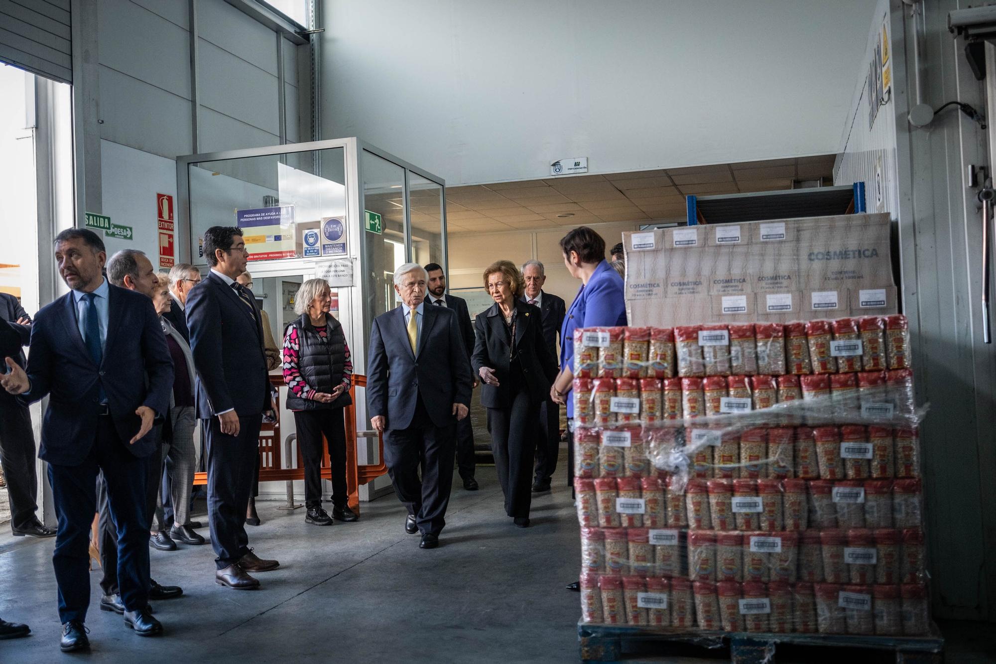 La Reina Emérita Doña Sofía los Bancos de Alimentos de Santa Cruz de Tenerife y La Palma