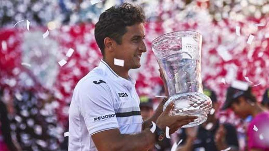 Almagro, con el trofeo de campeón en Estoril.