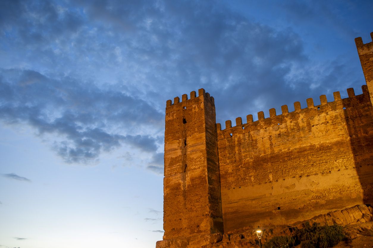 En la puerta del castillo se puede observar una inscripción que conmemora su inauguración