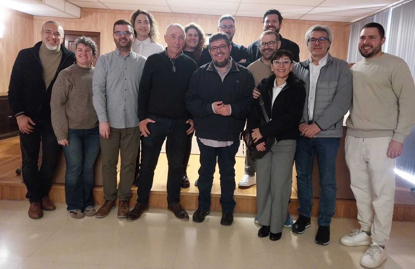 Àlex Ruiz, en el centro, con cargos públicos y orgánicos de Compromís hoy tras el pleno de investidura.