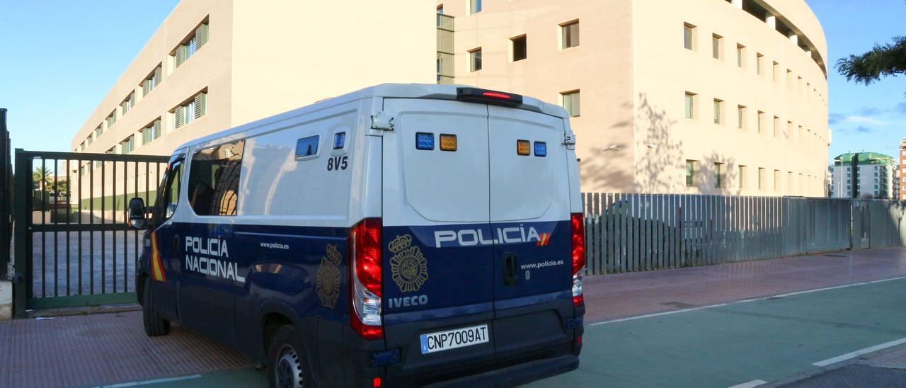 Un furgón policial accede a la Ciudad de la Justicia de Castellón.