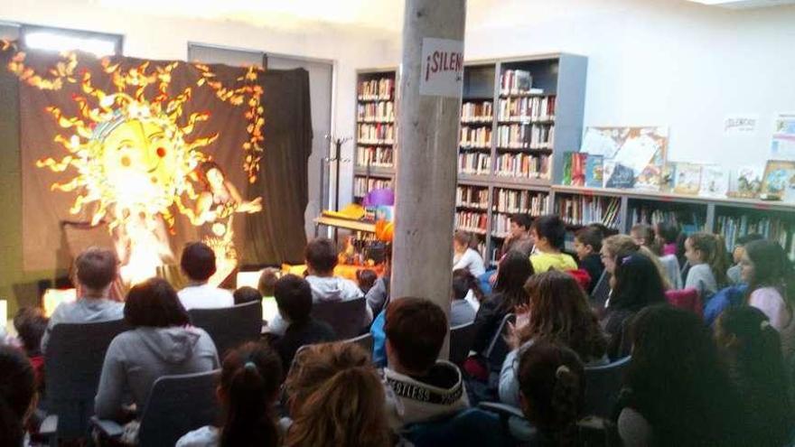 Los alumnos del colegio público La Inmaculada disfrutan de la actividad programada en la biblioteca de Villalpando con motivo del Día de la Biblioteca.