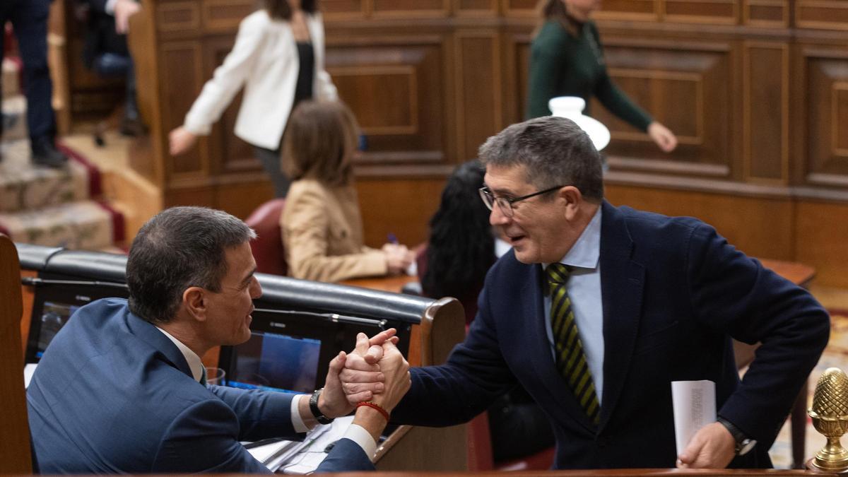 El presidente del Gobierno, Pedro Sánchez y el portavoz del PSOE en el Congreso, Patxi López (d).