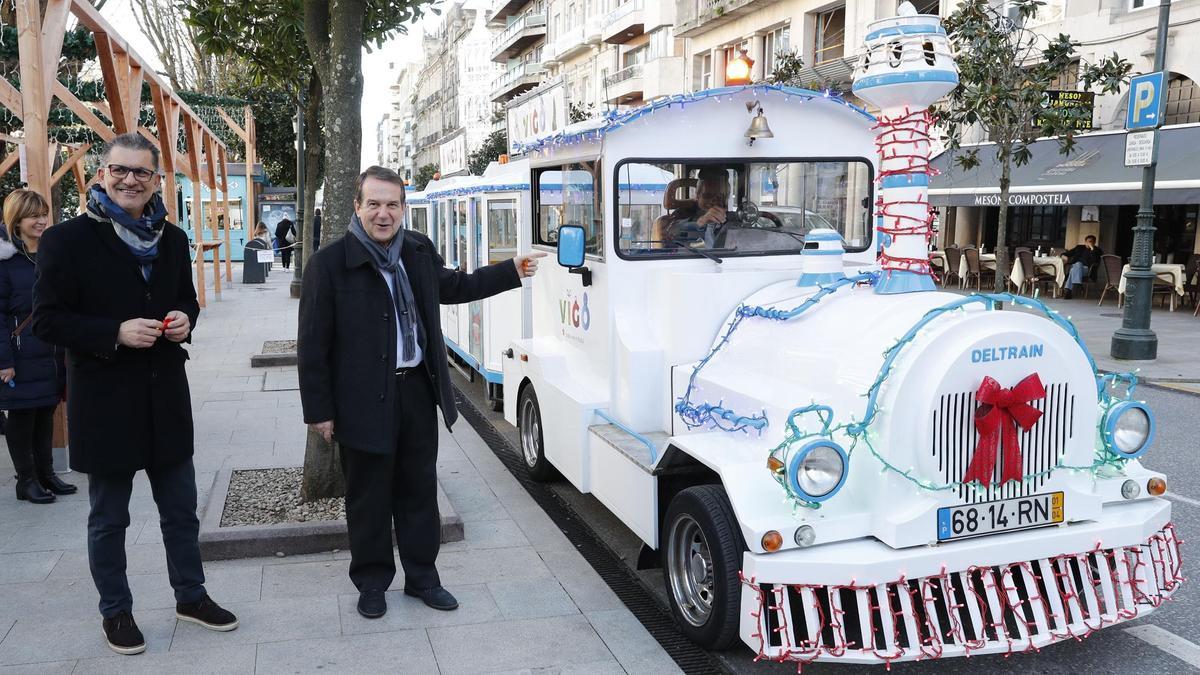 Foto de archivo del alcalde Abel Caballero y del concejal Ángel Rivas durante la presentación del Nadal Tren en 2019