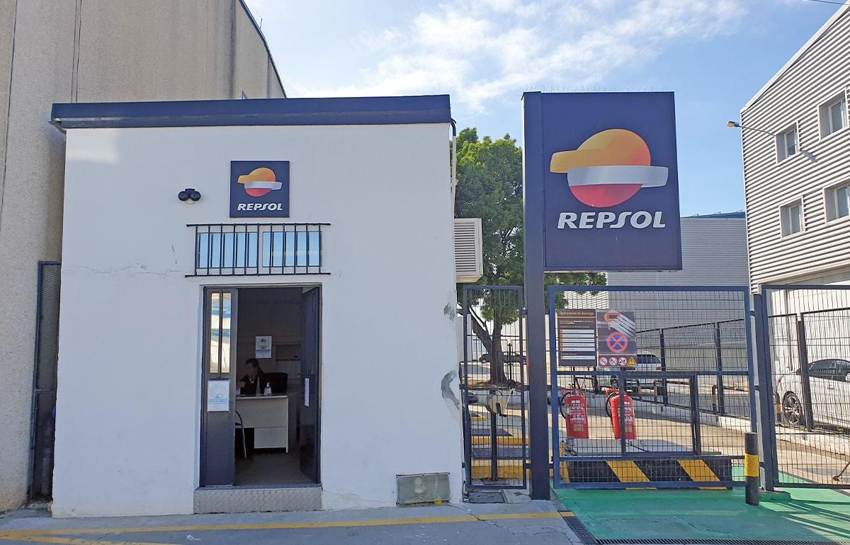Oficina de la compañía de carburantes en el puerto del Berbés