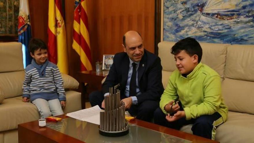 El alcalde charla con dos nietos de Arjones que entregaron la carta.