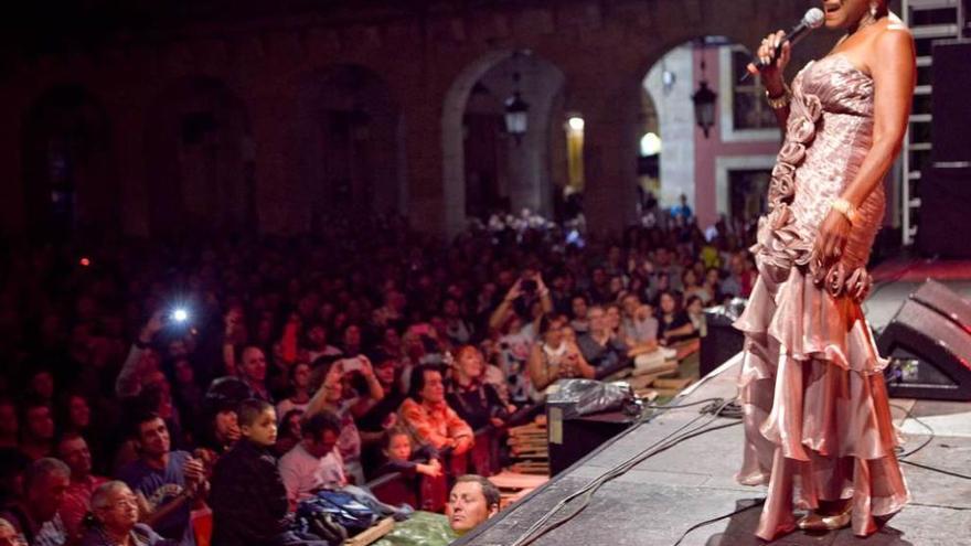 Betty Harris, en el escenario de la plaza Mayor, en el concierto inaugural del Festival Euroyeyé