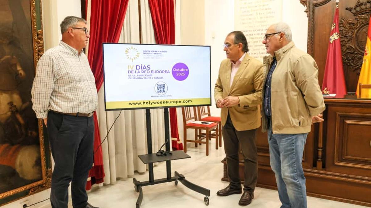 Los directores del MASS y el muBBla junto al concejal de Cultura.