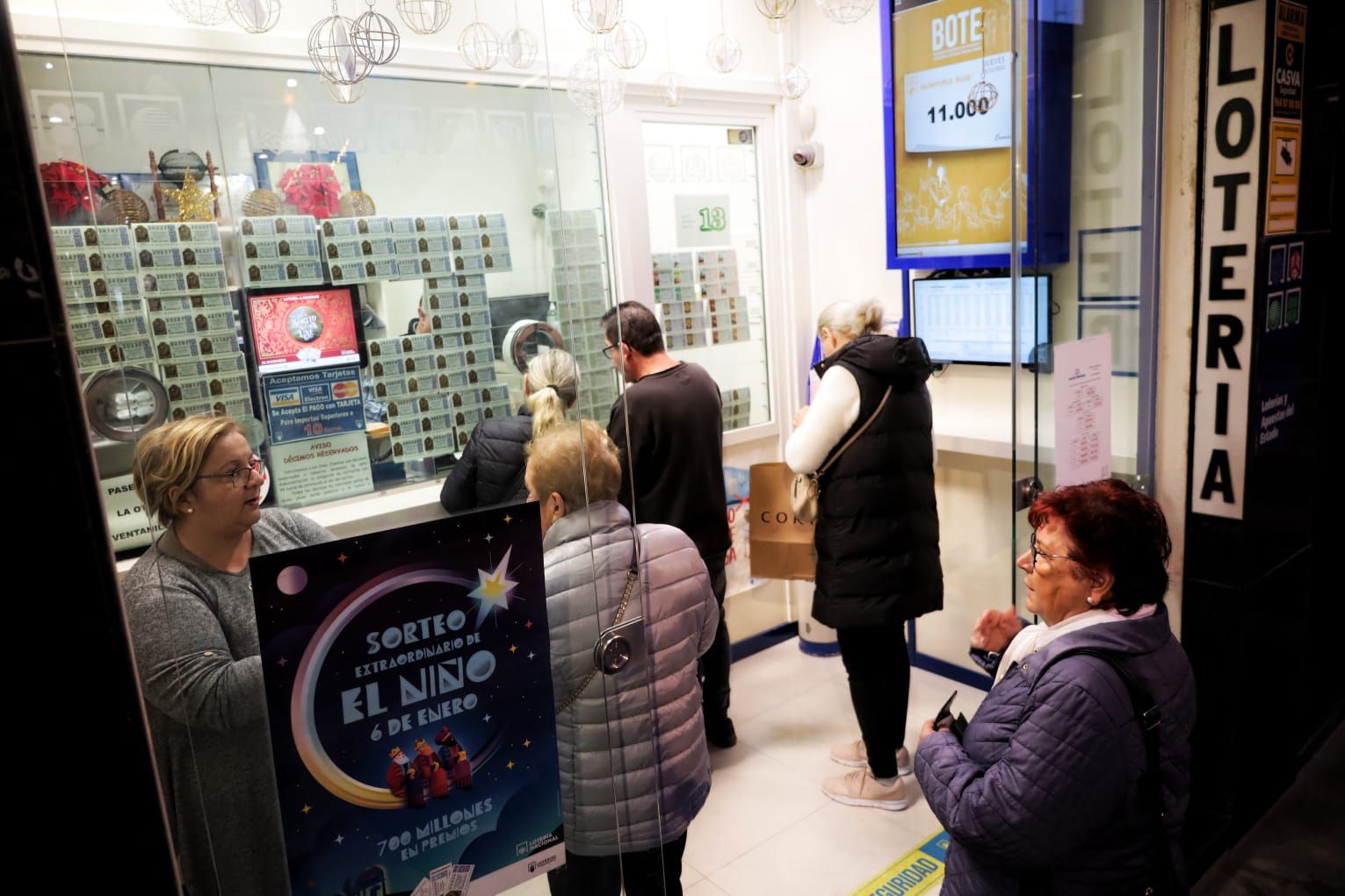 Colas y cobros de décimos en Castelló tras la Lotería de Navidad.