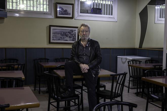 Luciano Armadáns, en el comedor de la taberna, ya vacía