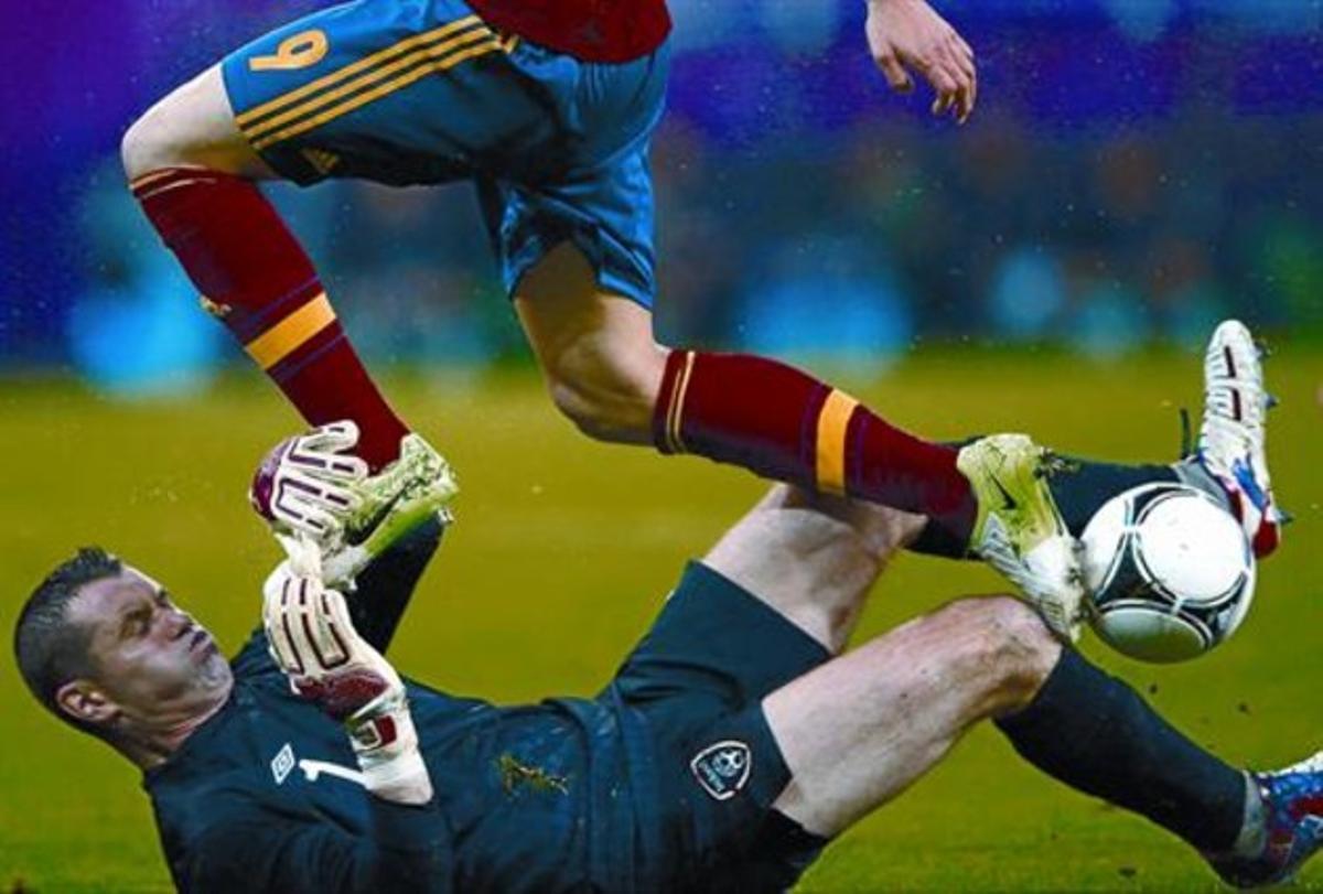 Torres saltasobre el porterGiven en el partitde dijous, en què Espanya va passar per sobre d’Irlanda.