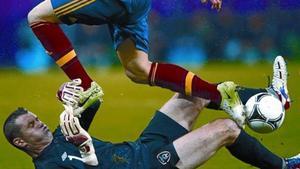 Torres saltasobre el porterGiven en el partitde dijous, en què Espanya va passar per sobre d’Irlanda.