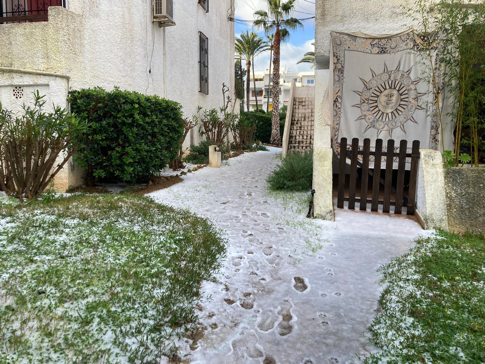 Bajada de temperaturas en Ibiza: Una manta de granizo cubre Siesta