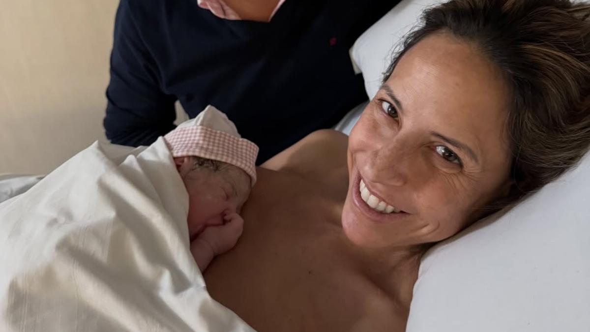 Marta Marrero con su hija Paola en brazos momentos después de su nacimiento