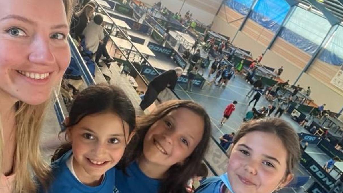 Daria Zakharova (izquierda), con algunas de sus alumnas de tenis de mesa.