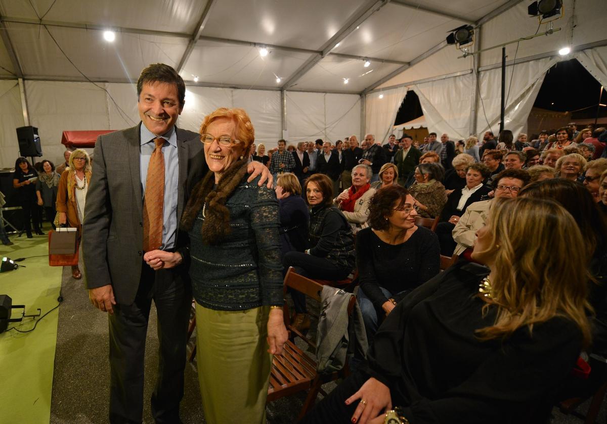 Javier Fernández, con Enriqueta Gutiérrez, en el homenaje que se le hizo a la guisandera en 2013 en Cenera.