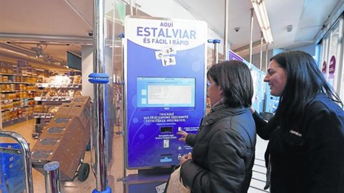 Un quiosco emisor de cupones de descuento en un supermercado Caprabo.