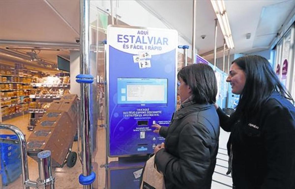 Un quiosc emissor de cupons de descompte, en un supermercat Caprabo. Un quiosc emissor de cupons de descompte, en un supermercat Caprabo.