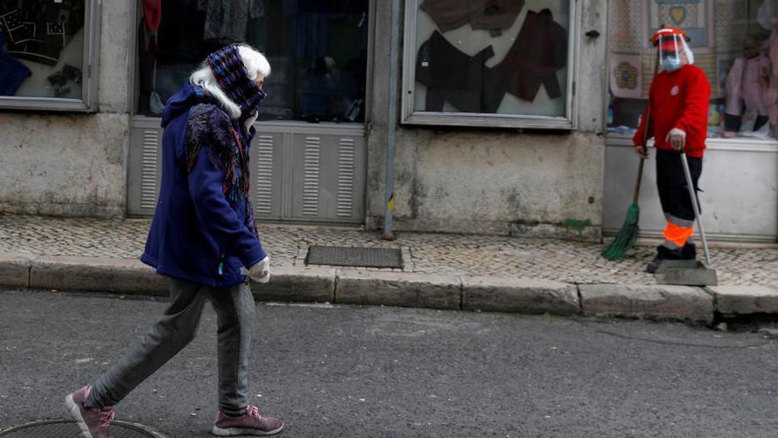 Dos personas, en una calle de Lisboa.