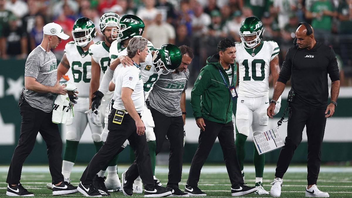 Aaron Rodgers, de los New York Jets, es ayudado a salir del campo tras lesionarse