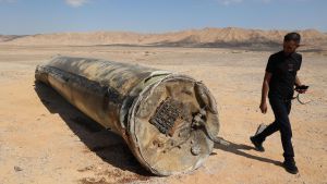 Un hombre observa los restos de un misil balístico iraní en los alrededores de Arad, al sur de Israel.