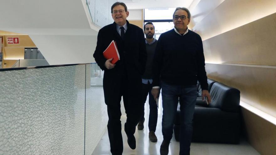 Puig, José Muñoz y Manolo Mata, antes de la reunión ayer del PSPV en las Corts.
