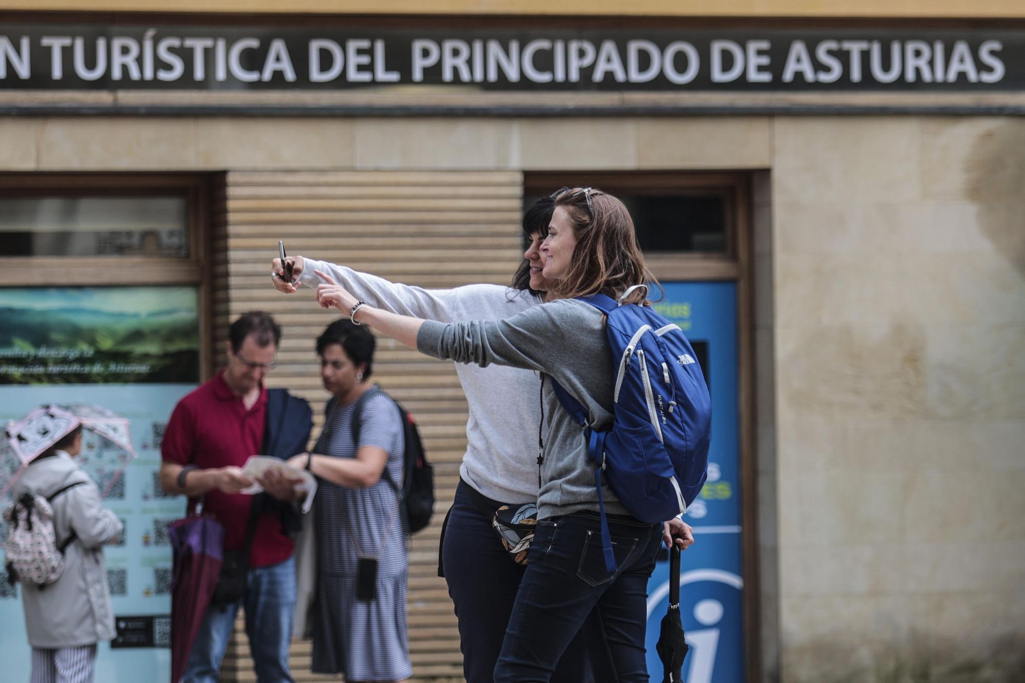 En imágenes: Los turistas, preparados para las lluvias asturianas